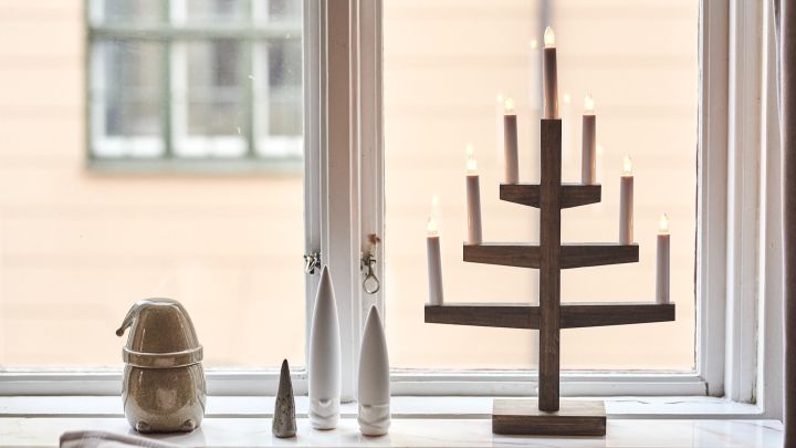 Moderne og minimalistisk julepynt med Trapp adventslysestaken i brunt og julenisser i keramikk.