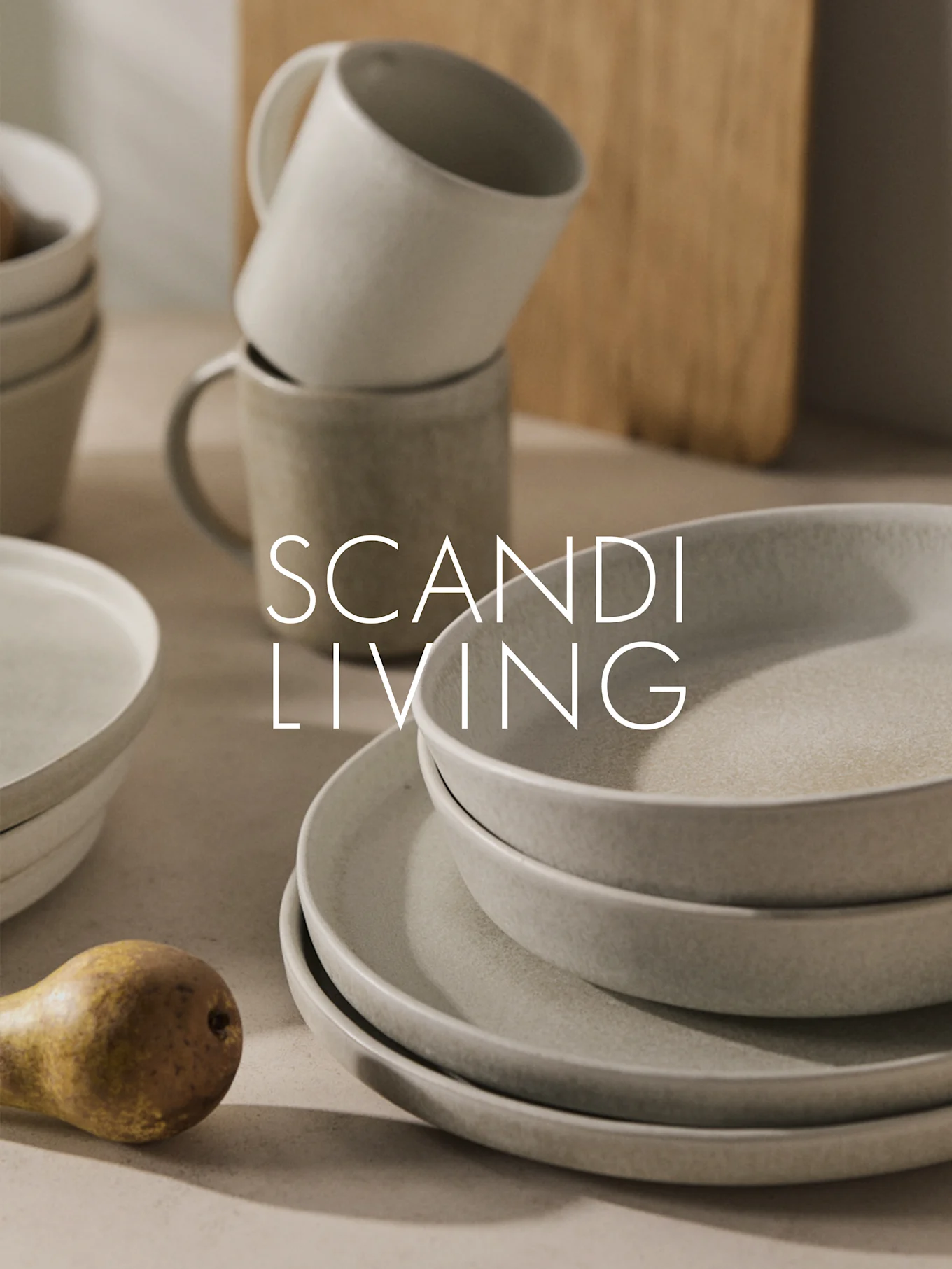 Stablet beige keramikkservice, kopper og en pære med "SCANDI LIVING" overskrift.