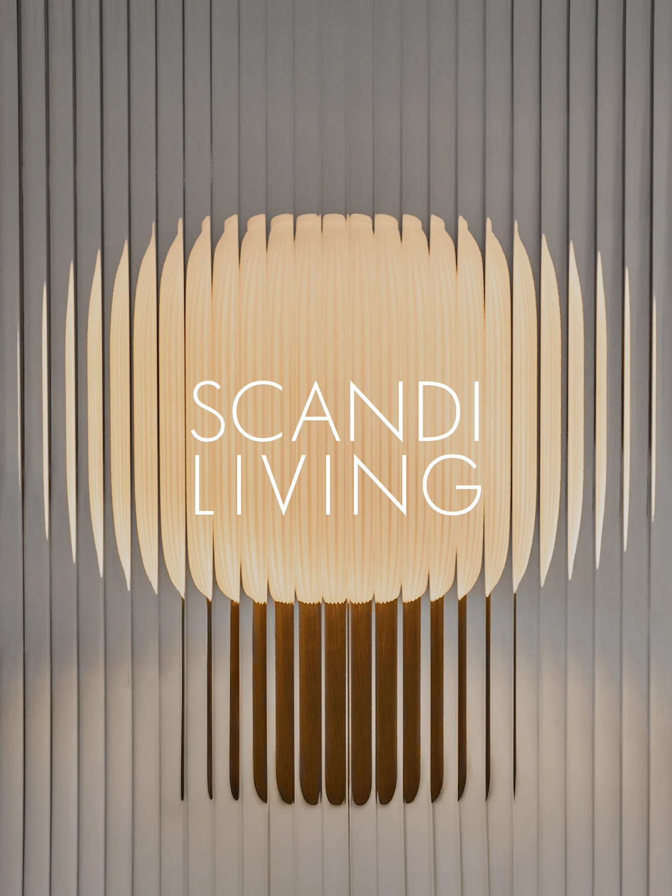 "SCANDI LIVING"-tekst på et veggkunstverk av lyse trelameller med et bølgemønster mot en grå ribbet bakgrunn.
