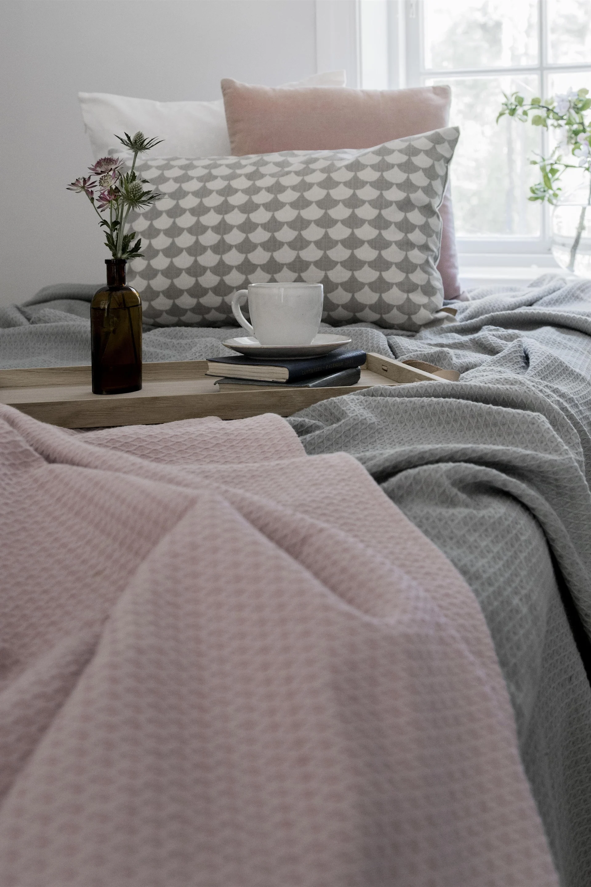 En idé til en avslappet start på valentinsdagen: Frokost eller en kopp kaffe på sengen.