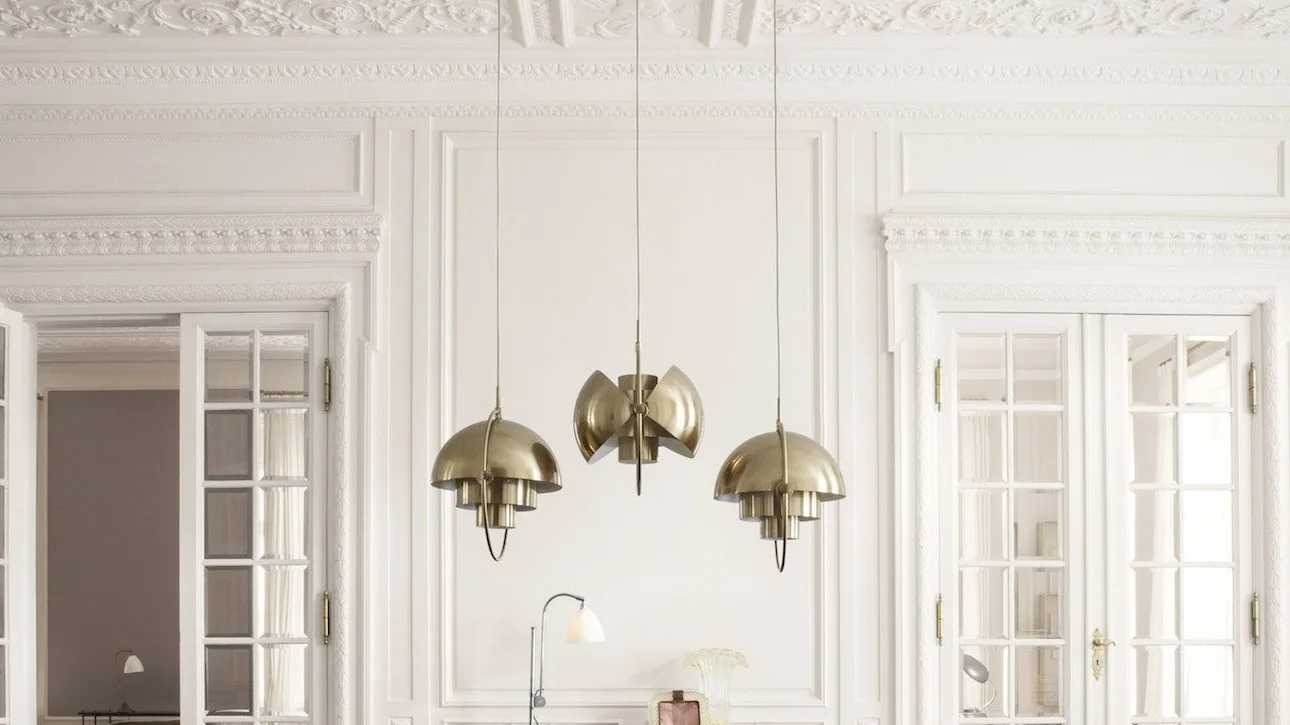 Oppdag GUBIs belysningstips for hjemmet. Her ser du den allsidige Multi-Lite hengende i en gruppe av tre.