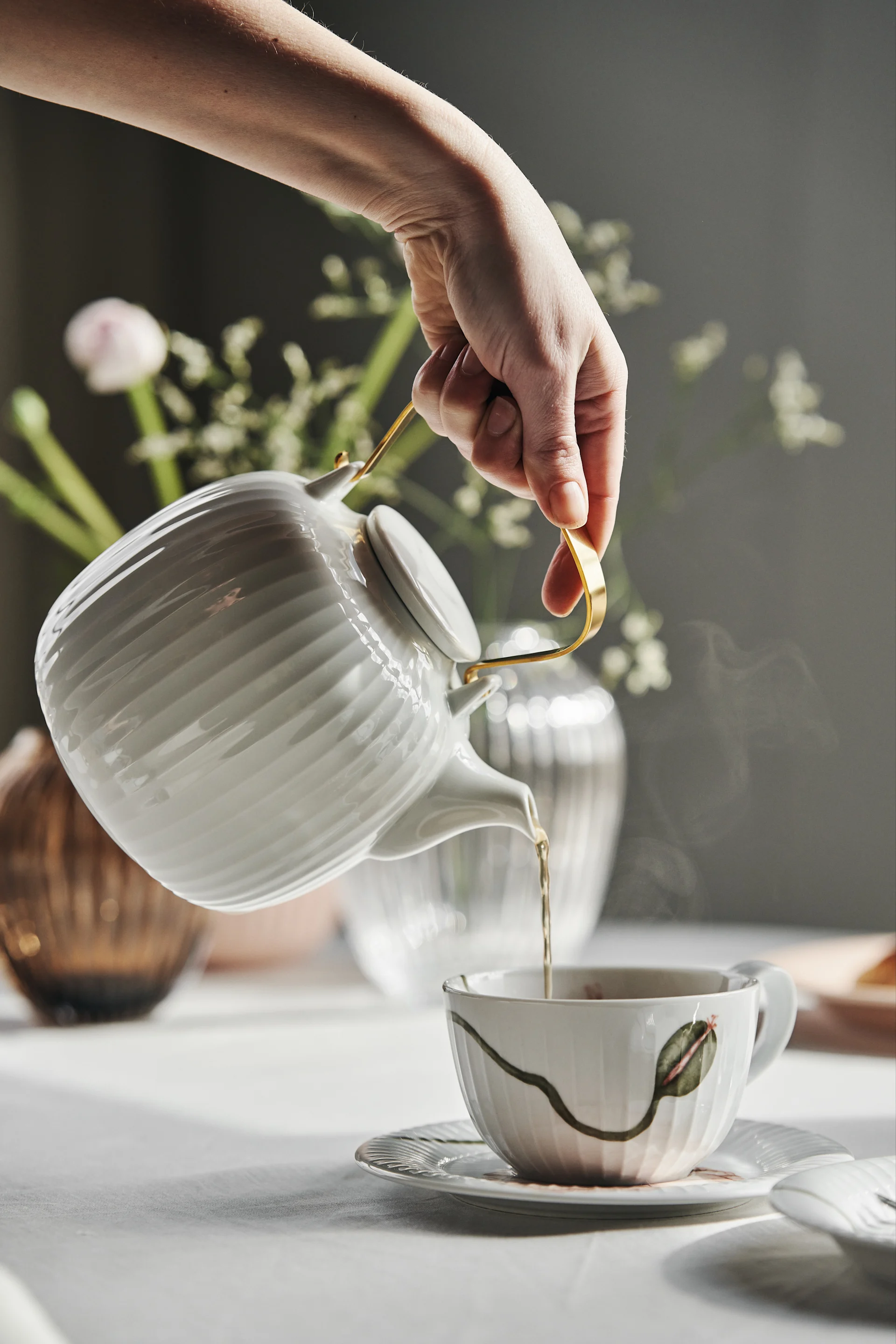 Klassisk Hammershøi servise fra Kähler er perfekt å gi i bryllupsdag-gave til par som feirer 20 års bryllupsdag og porselensbryllup sammen.