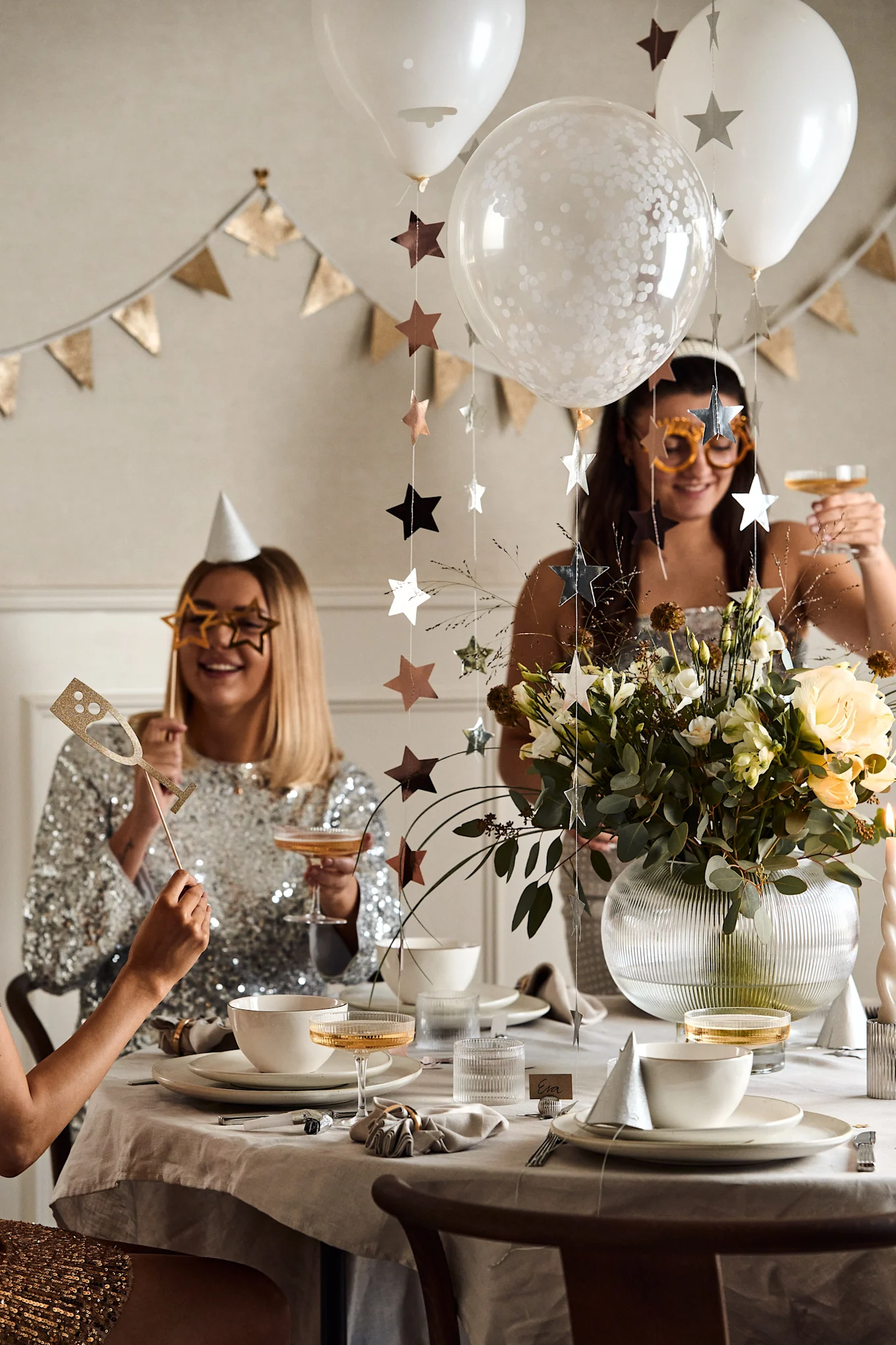 Lag din egen ballonghimmel til årets nyttårsborddekking for å heve stemningen ytterligere.