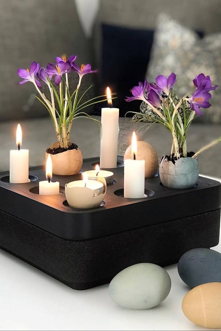 Påskepynt: En svart lysestake fra Stumpastaken av Born in Sweden er vakkert dekorert med lys og fargede egg med blomster for en stemningsfull påske, hjemme hos @dallasvillan. En elegant og kreativ detalj til påskepynten!