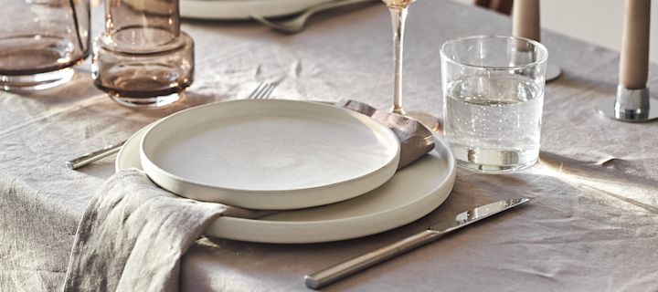 Skap vakre borddekkinger med fine Scandi Living bestikk, elegant Lines porselen fra NJRD sammen med Geometric linservietter og linduk fra NJRD.