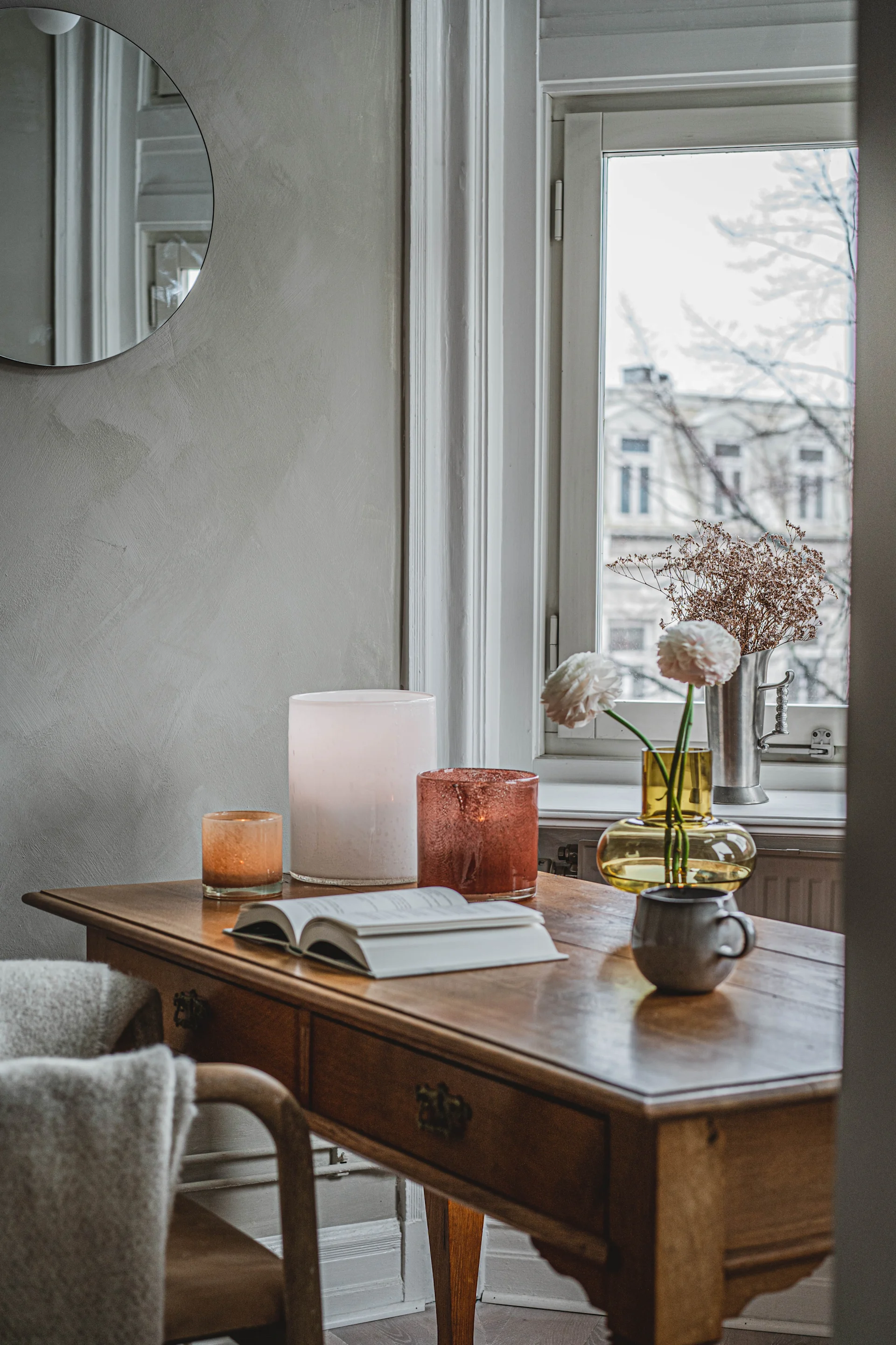 Plasser små personlige detaljer i soverommet ditt & grupper telysholdere i ulike former for å skape et vakkert stilleben i rommet!