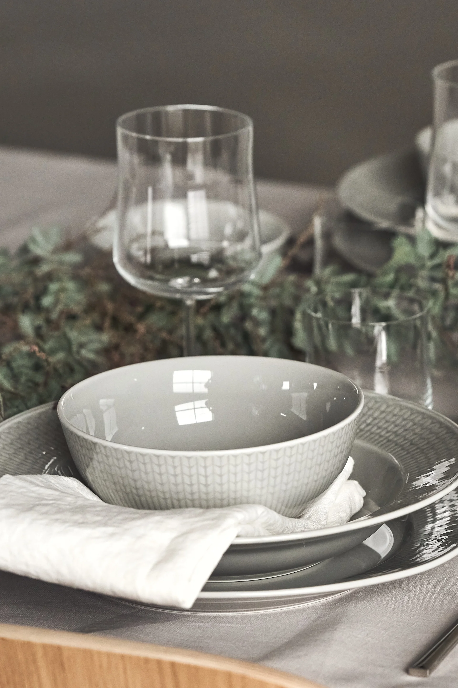 Placemat med Swedish Grace porselen i fargen Dimma.