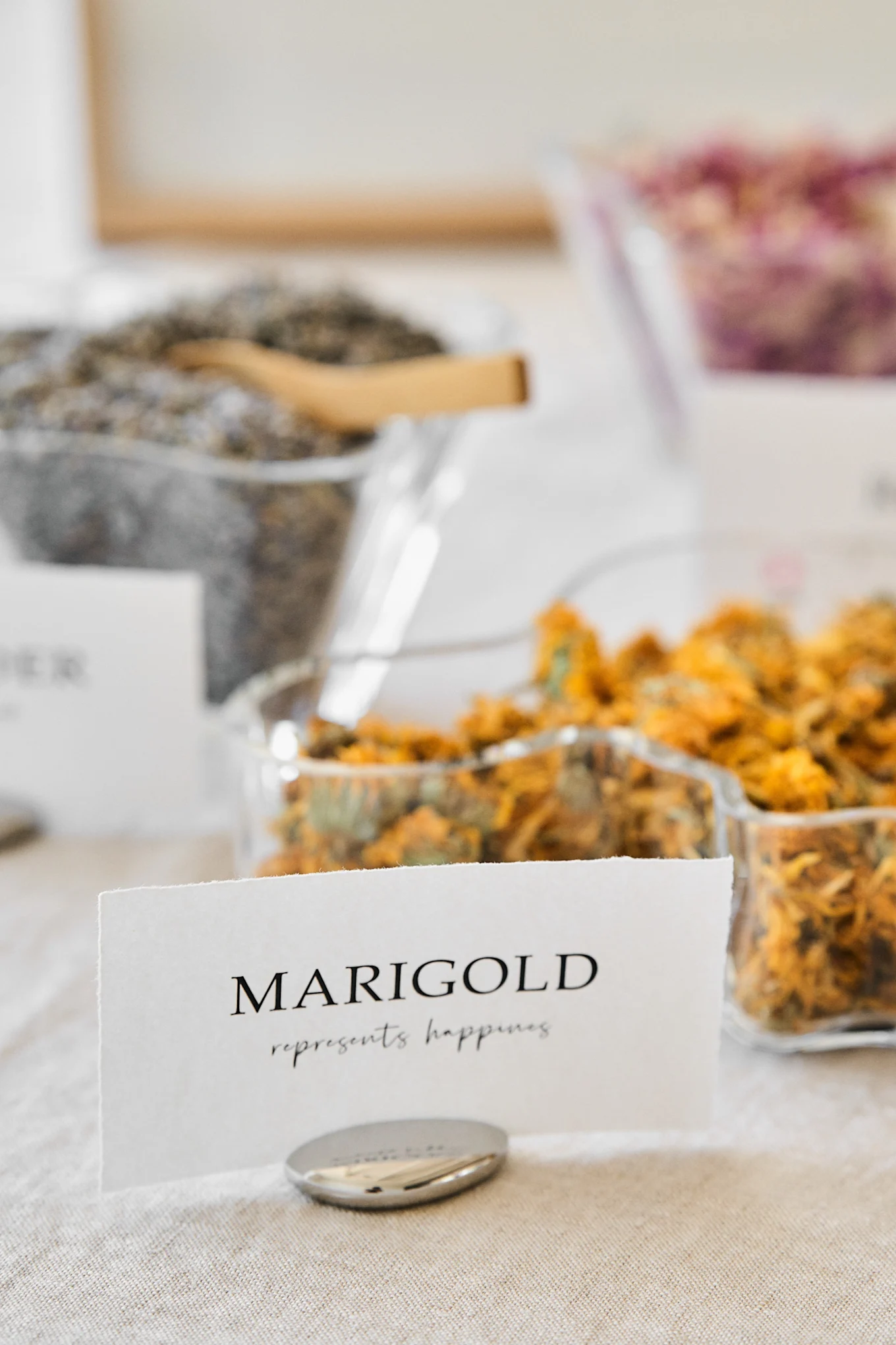 Her ser du Georg Jensen bordholder i polert stål, perfekt for din unike blomsterbar i bryllupet ditt. 