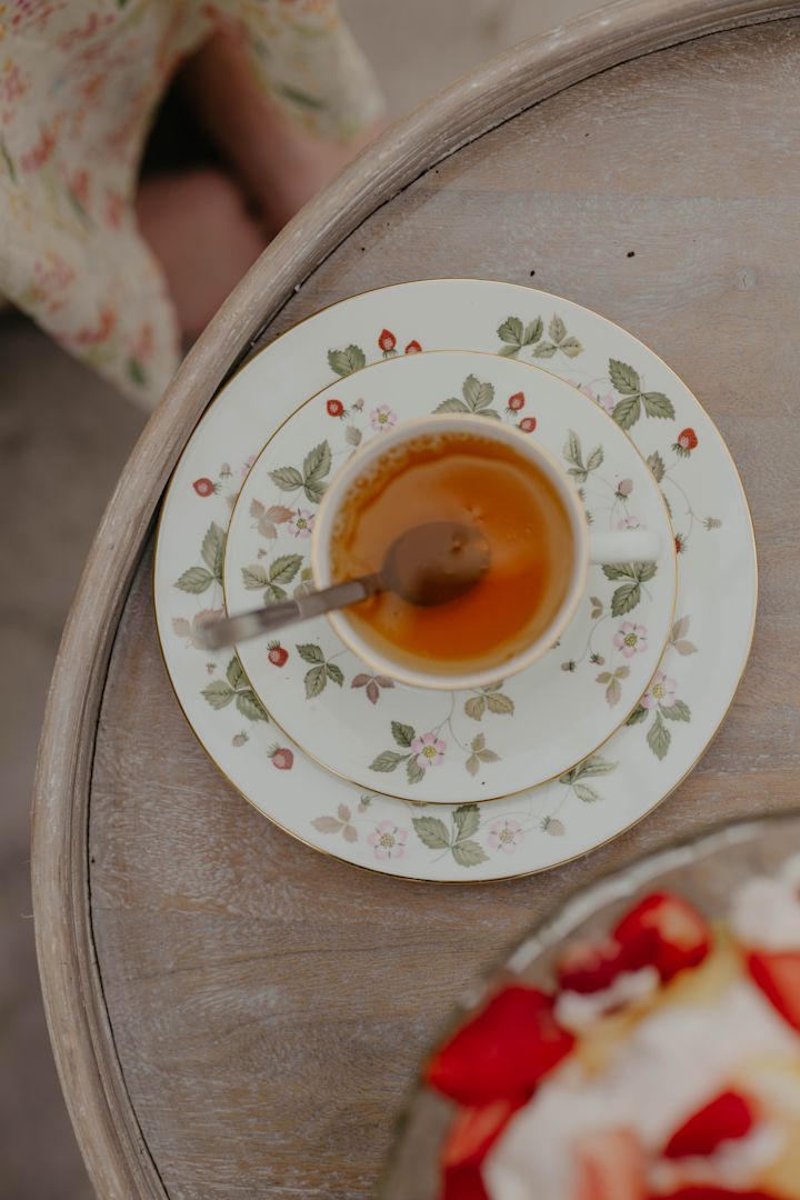 Sommerlig porselen som Wild Strawberry porselen fra Wedgwood med vakre blomster på er perfekt til å innrede drivhus med. Foto: Johanna Berglund, @snickargladjen