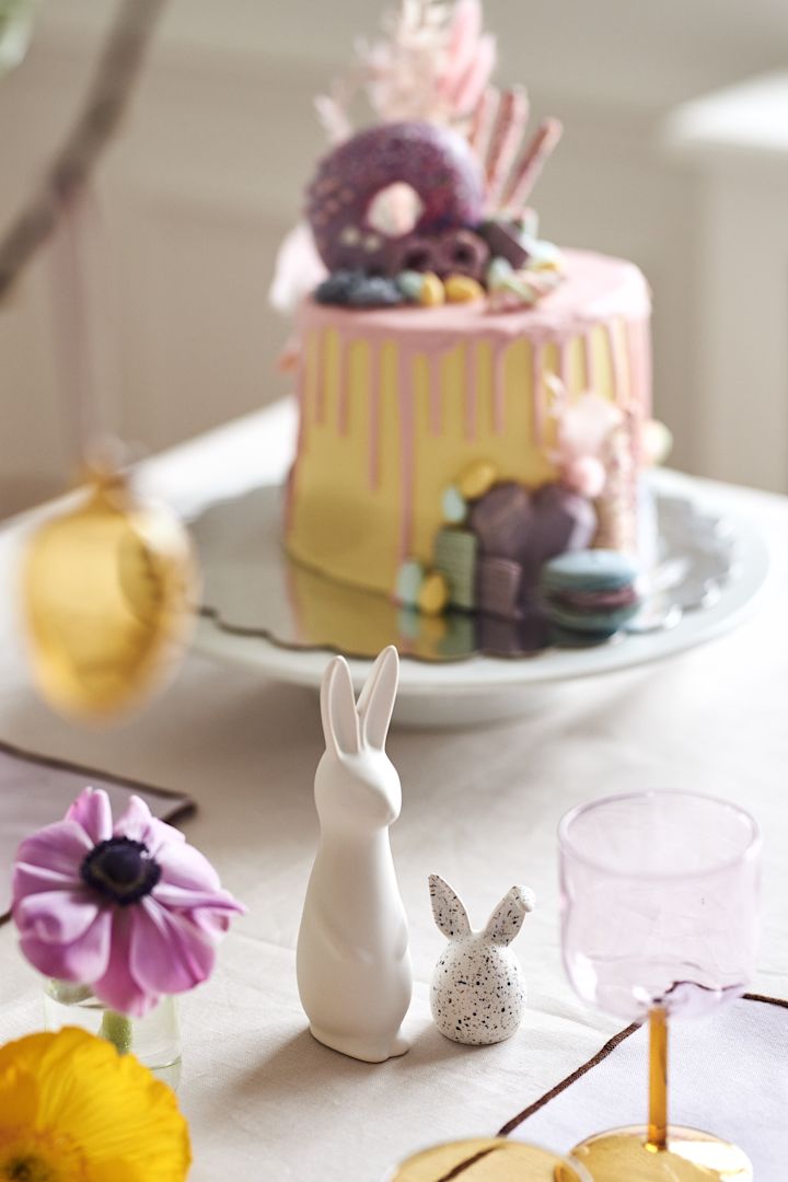 Lag et festlig påskebord i vårlige pasteller med Swedish rabbit og Triplets påskehare fra DBKD.