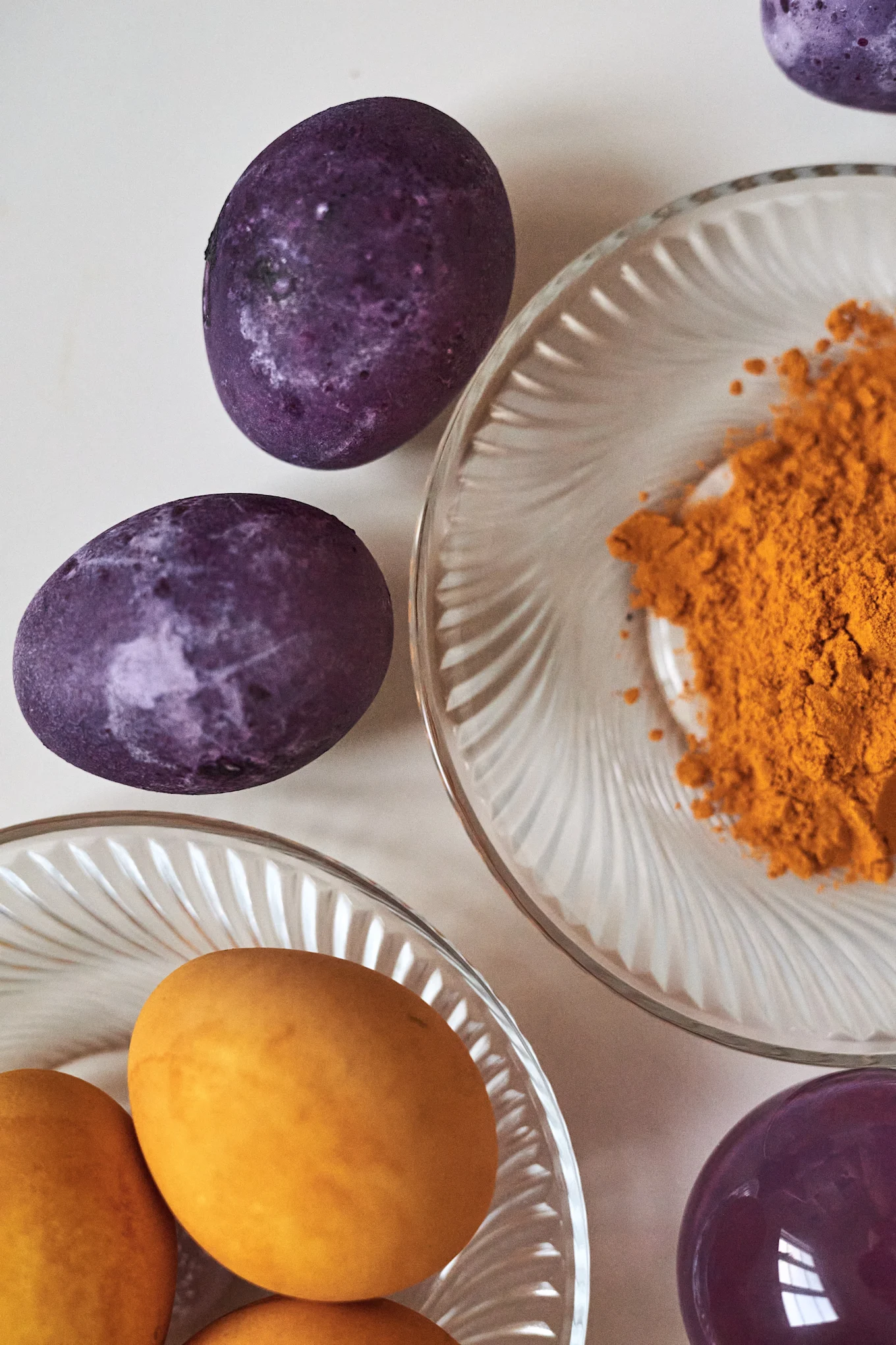 Påskepynt: Et vakkert fargeresultat med gurkemeie og blåbær – dekorer med de fargerike påskeeggene for en naturlig og stemningsfull påskepynt!