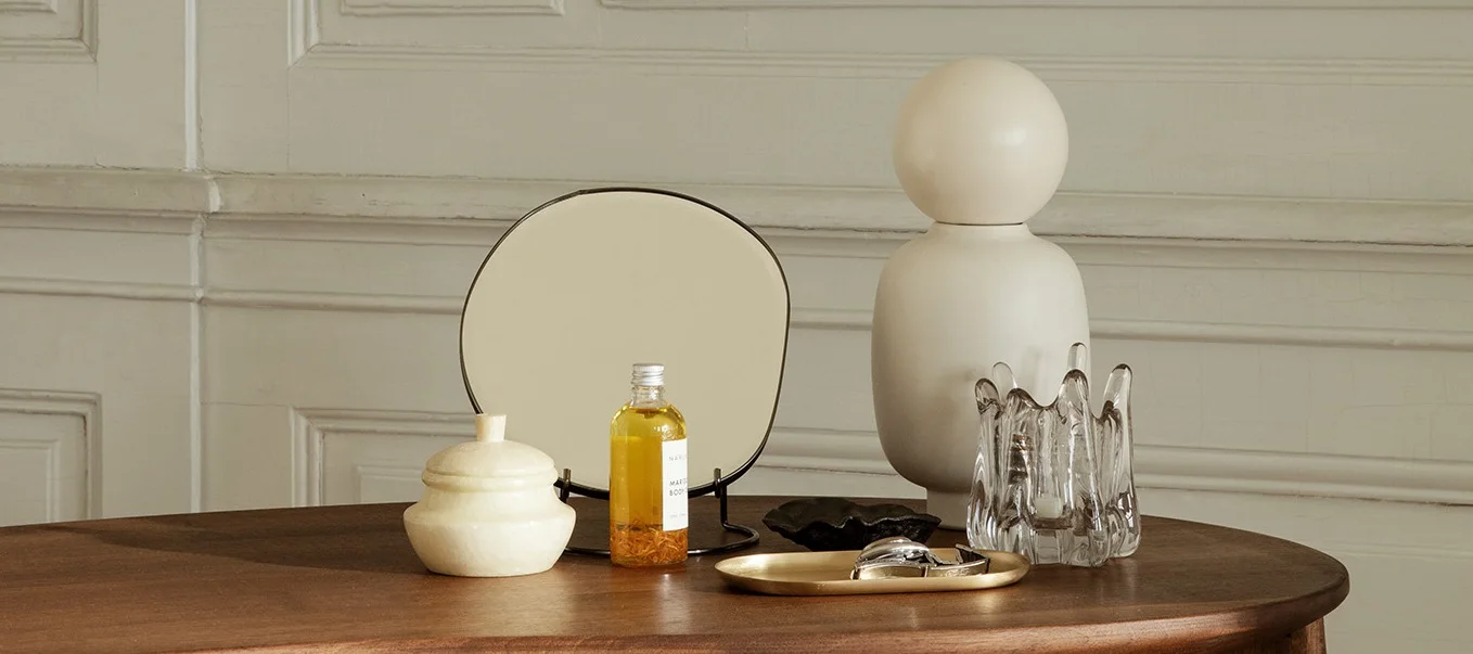 Innred med speil for et luksuriøst hjem - her er Pond bordspeil i lekne og elegante former fra Ferm Living som gir rommet ditt et trendy inntrykk.