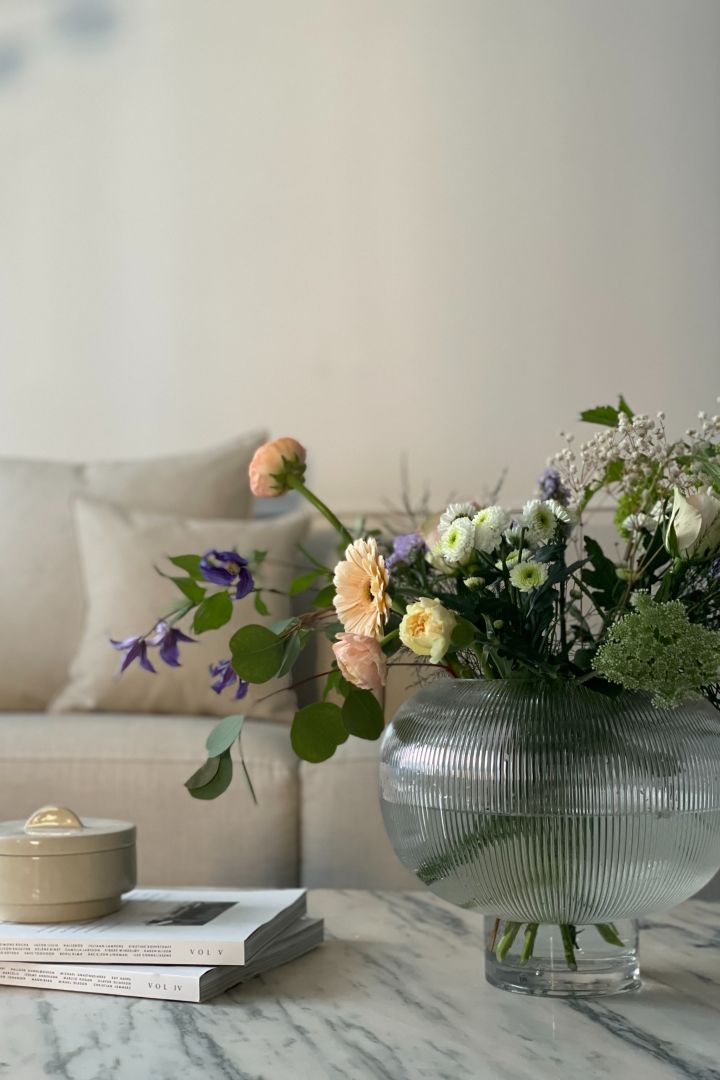 Sphere vase i klart glass - en tidløs og fin bryllupsgave til vakre blomsteroppsatser. Foto: @homebynicky