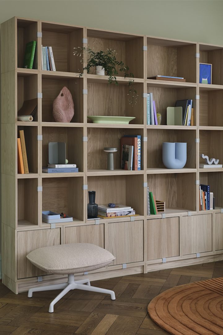 Den chunky designtrenden er kommet for å bli høsten 2024. Her ser du noen dekke bordet med det chunky serviset Barro fra HAY i høstens mest trendy farger.