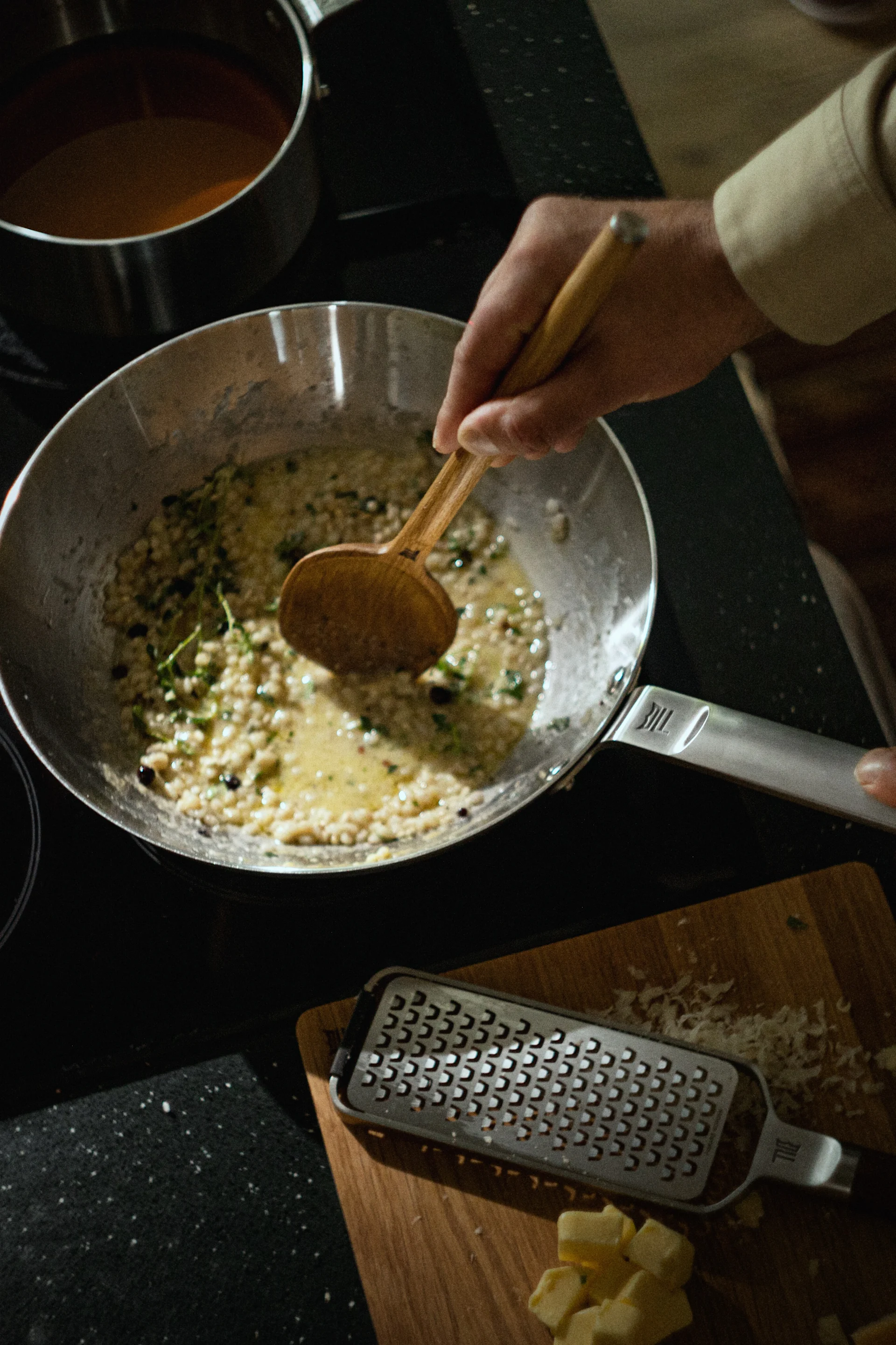 All steel stekepanne i rustfritt stål fra Fiskars er enkel å rengjøre etter matlagingen.