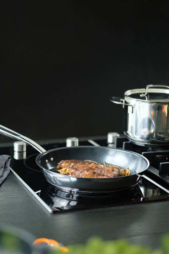 All steel stekepanne i rustfritt stål fra Fiskars er enkel å rengjøre etter matlagingen.