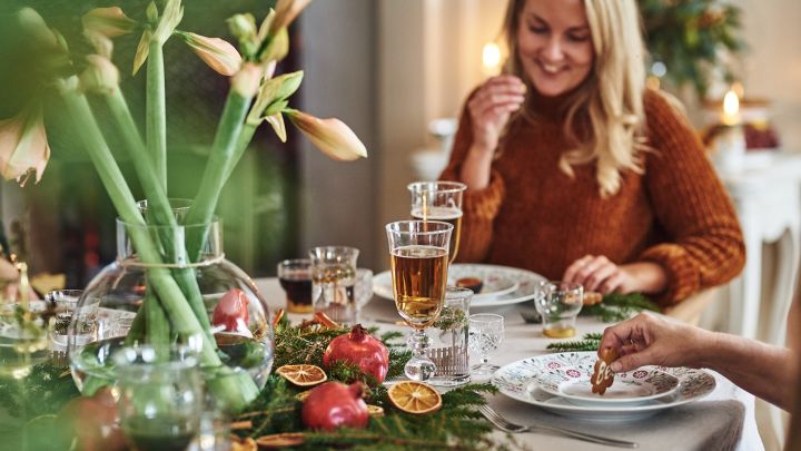 Tradisjonell borddekking til jul i rødt og grønt med Swedish Grace Winter serviset fra Rörstrand.