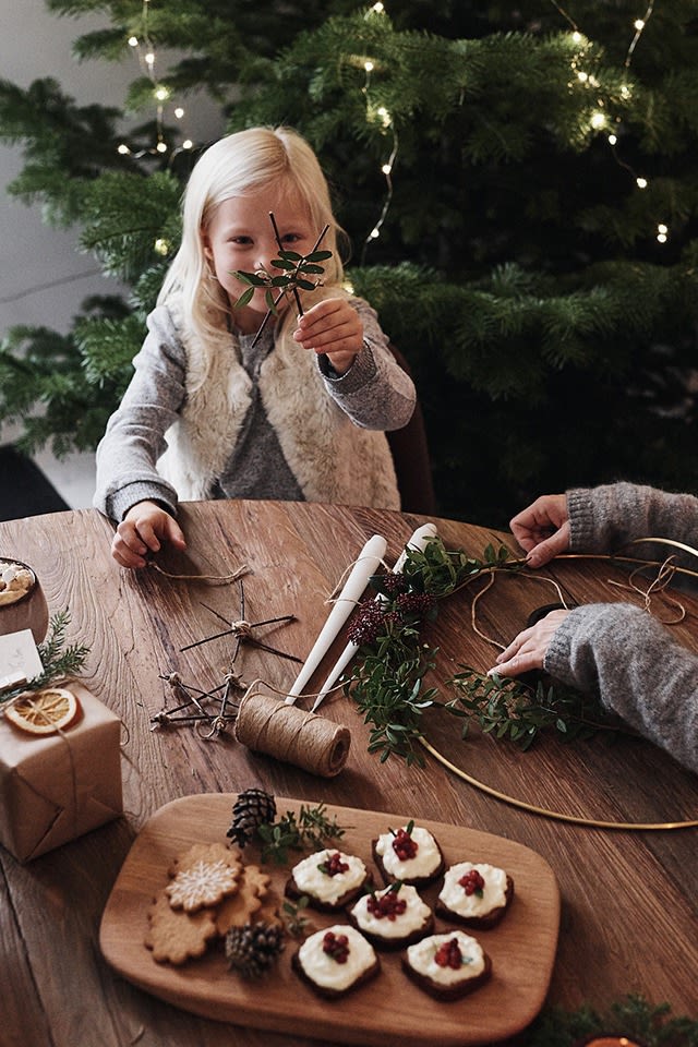 Adventskos med juleverksted for store og små. Julens godsaker står på bordet.