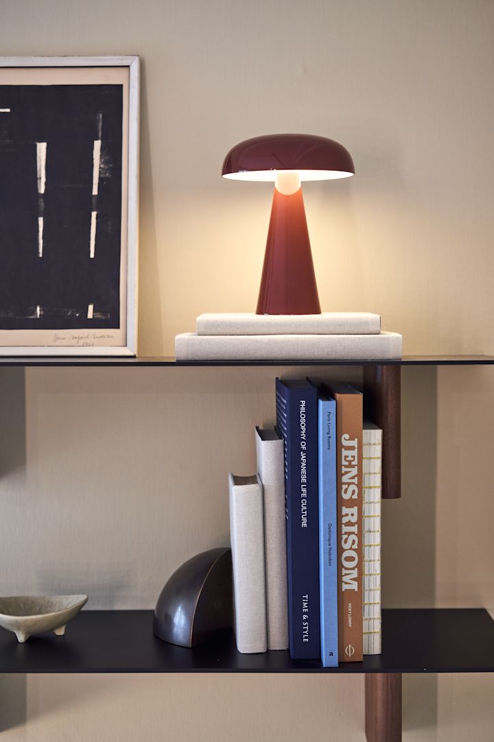 Innred hjemmet ditt med en Como bærbar bordlampe fra &Tradition, noe som er en av høstens interiørtrender 2022.