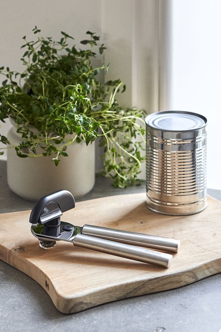 Forny kjøkkenet ditt med 11 smarte & fine kjøkkenting for enklere matlaging – her ser du stilige Profile-boksåpner fra Brabantia i rustfritt stål.