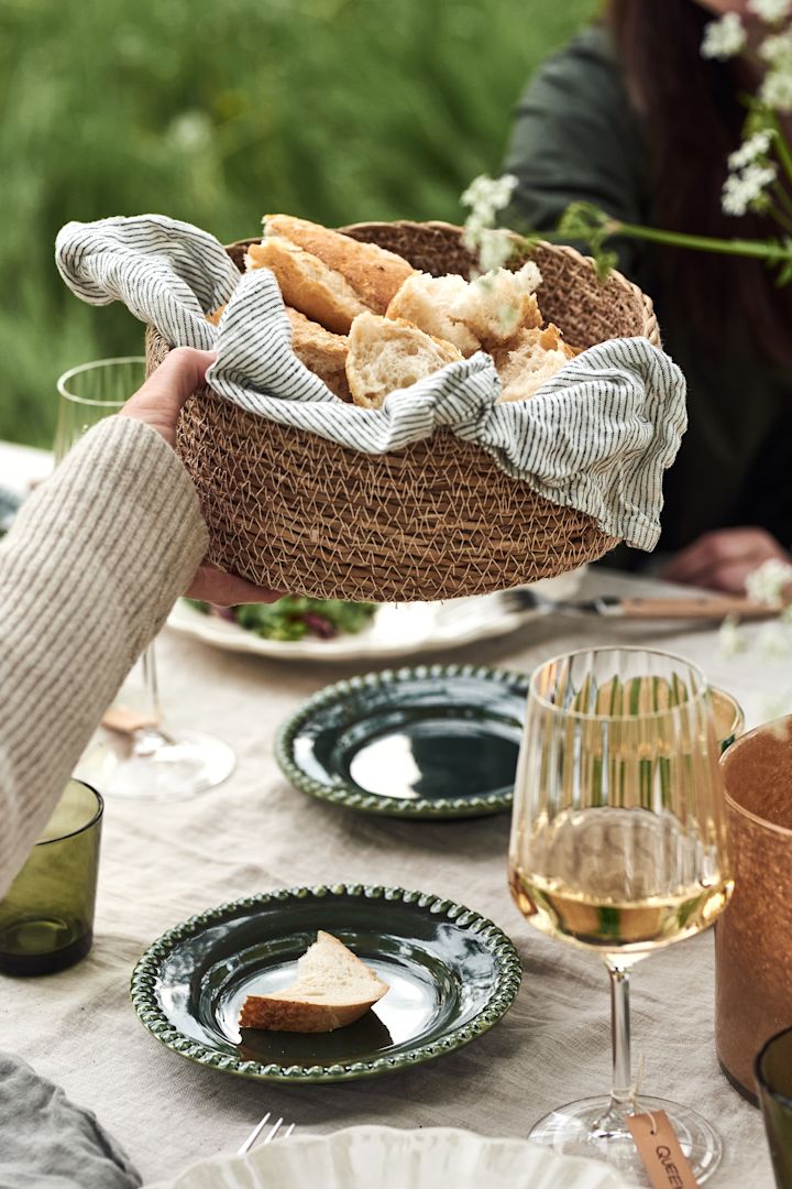 Borddekkingen til sommerfesten er ikke komplett uten praktisk oppbevaring. Her ser du Emil brødkurv fra Dixie som er perfekt for oppbevaring av godt brød.