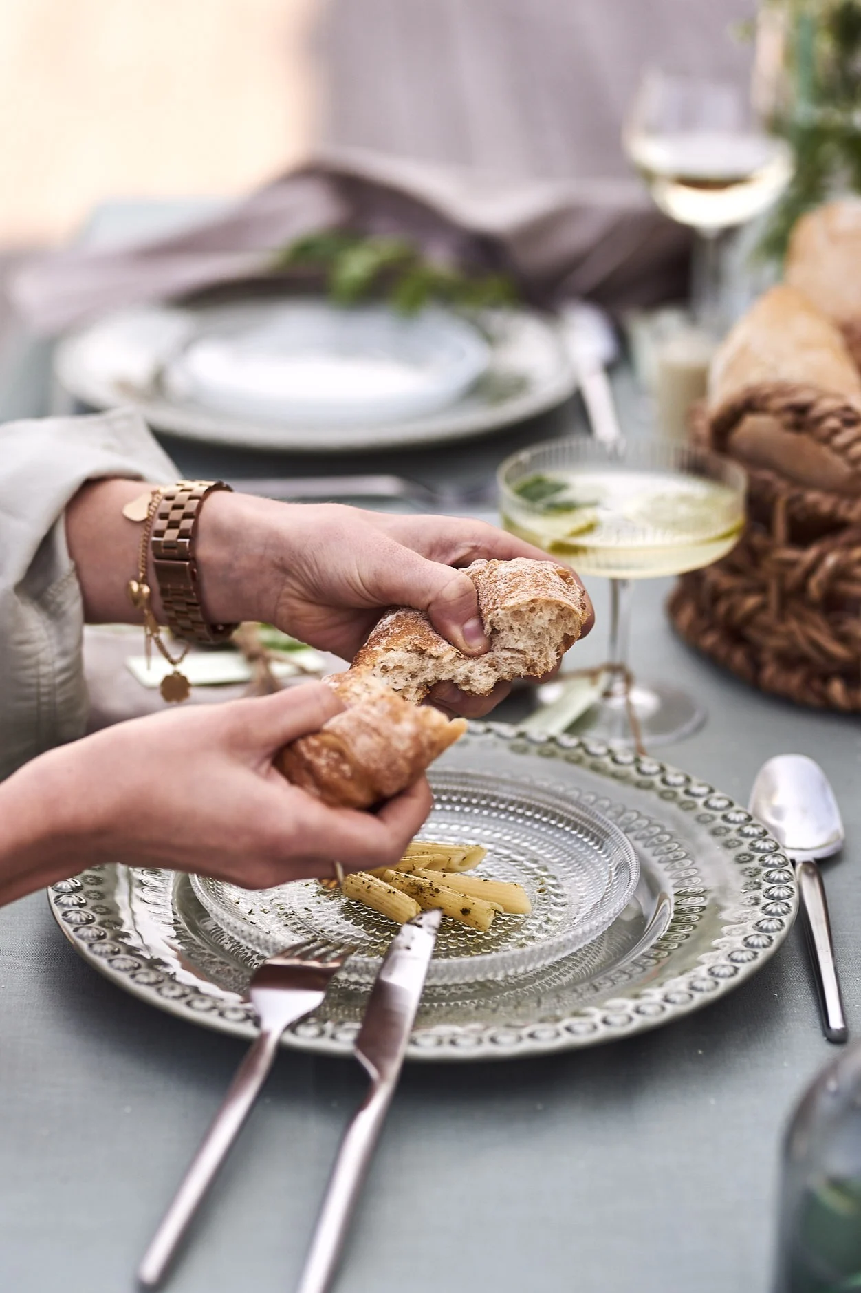 Brød brytes og nytes på hagefesten.