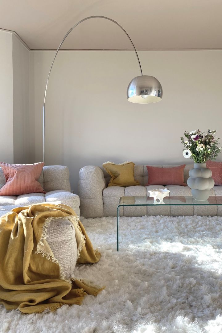 Skap en koselig stue ved hjelp av fargerike interiørdetaljer fra Himla – som her hjemme hos influenceren @houseofekman.