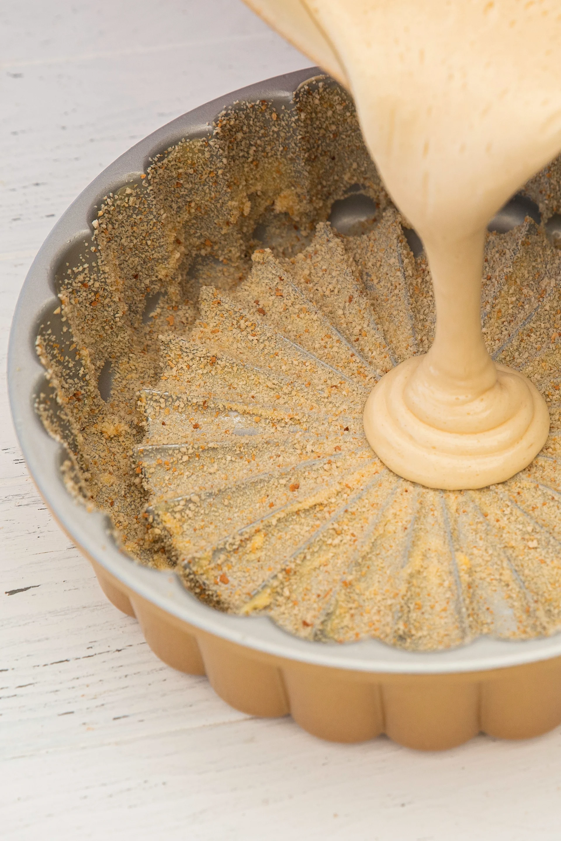 Bak en klassisk Silviakake i Charlotte form fra Nordic Ware ved å bruke Baka med Fridas enkle påskeoppskrift.