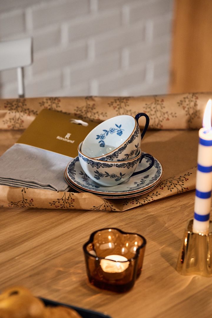 Rörstrand Ostindia-kopper og Swedish Grace-håndkleet pakkes ut på et svensk julebord.