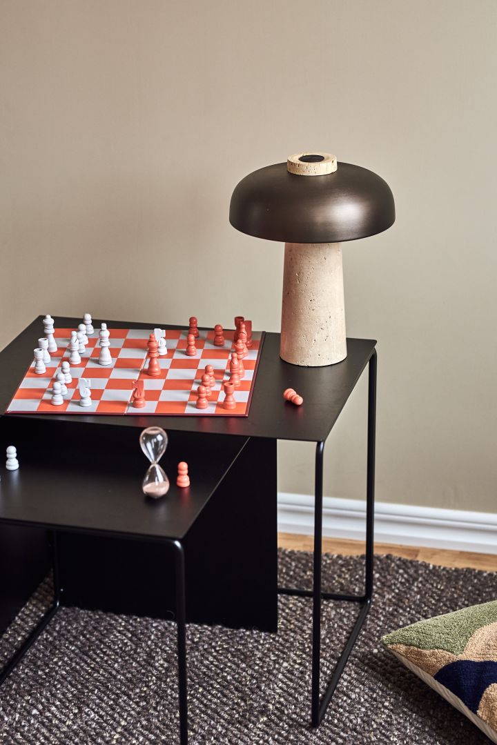 Trendy og tidløse Cluster-bord 3-pakning i sort fra Ferm Living er tips på stilige sidebord å innrede hjemmet med.