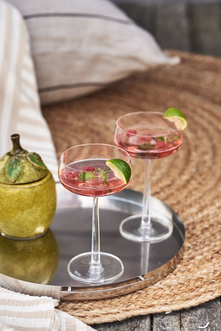 Gode sommerdrinker - forfriskende drink av gin, lime, sitronmelisse og friske bringebær servert i Essence Cocktailglass fra Iittala.
