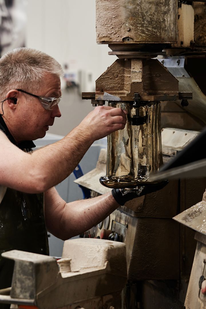 Produksjonen av en Alvar Aalto-vase ved Iittalas glassverk i Finland.