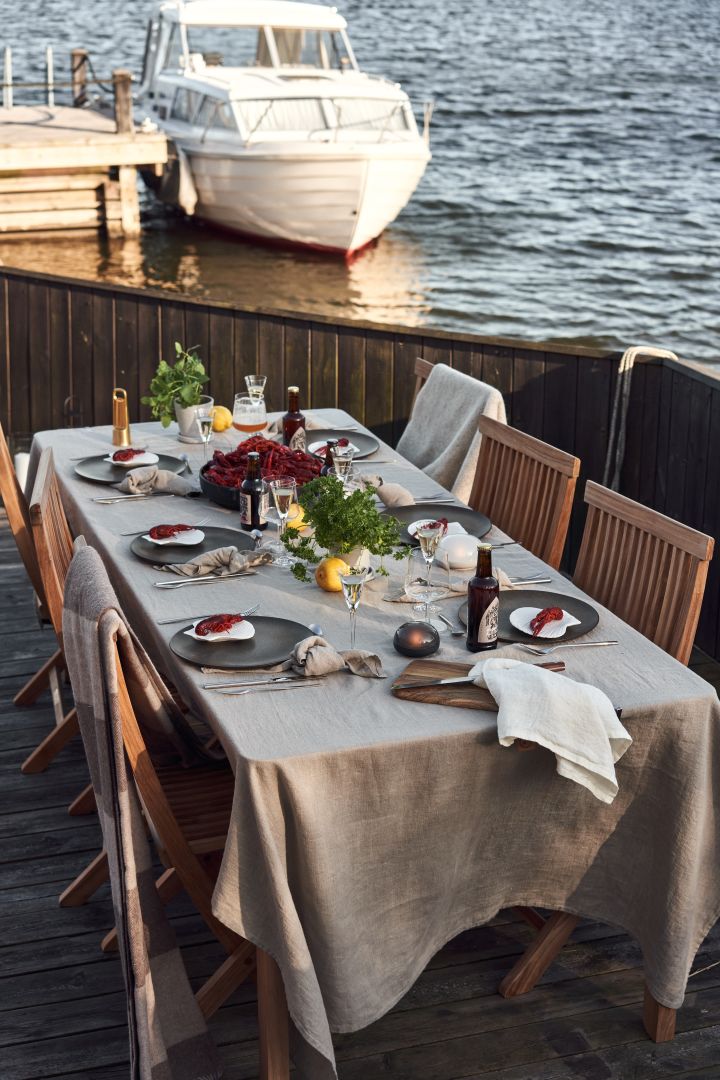 Noen festlige tips til det svenske krepselaget er å sette frem enkel og god buffetmat, brette fine servietter og dekke bordet med havet som inspirasjon. 