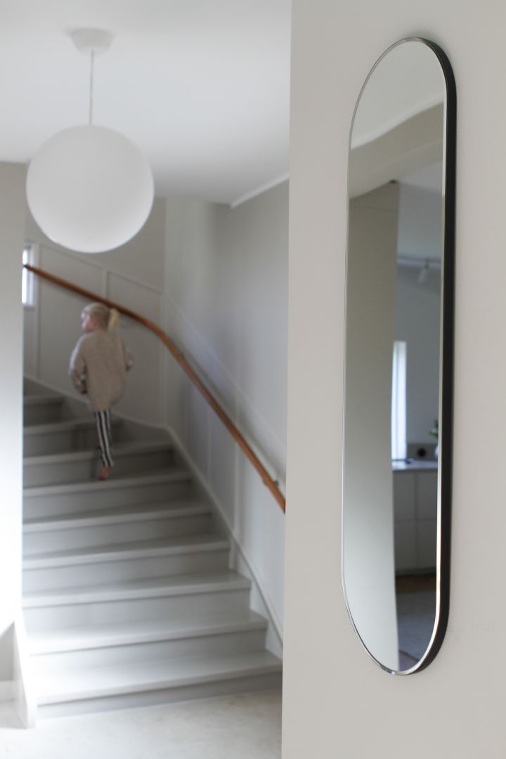 Skap rom ved å innrede en liten entre med et speil som Figure speil fra Montana – som her hjemme hos @moeofsweden.