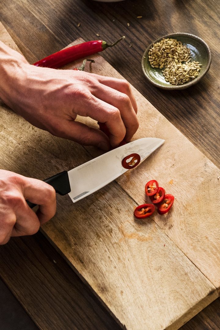 Forny kjøkkenet ditt med 11 smarte & fine kjøkkenting for enklere matlaging - her ser du den taggete Fiskars allround Hard Edge kokkekniven 13,5 cm i rustfritt stål.