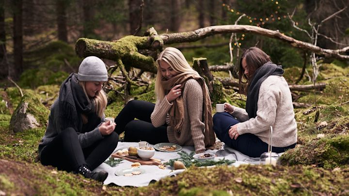 En annerledes førjulsgløgg står klar i den grønne skogen der vennene møtes, og tilbyr inspirasjon til adventskosen.