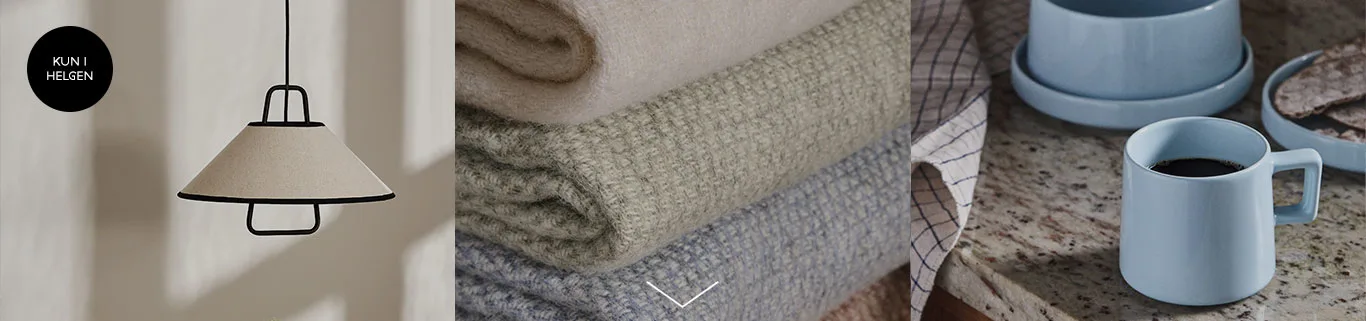 En komposisjon med en pendellampe, en stabel med myke pledd og en kaffekopp på kjøkkenbenken. Rund logo: Kun i helgen.