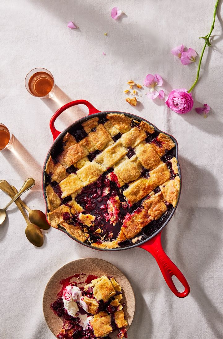 En kirsebærpai ble tilberedt i den røde, dype stekepannen fra Le Creuset.