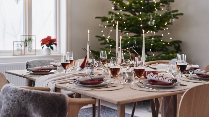 En borddekking til jul i røde toner står klar til årets julemiddag.