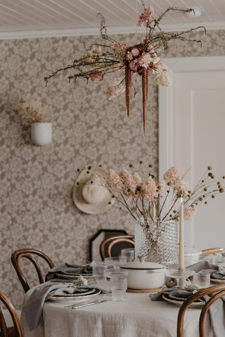 Johanna Berglund @snickargladjen har pyntet hjemmet med tørkede blomster som pynt i vase, som midtpunkt over det dekkede bordet og i veggkrukke.
