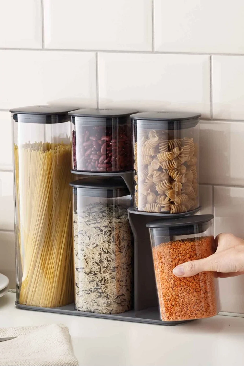 Med beholderne i Podium-kolleksjonen fra Joseph Joseph kan du oppbevare pasta og linser og enkelt organisere spiskammerset ditt.
