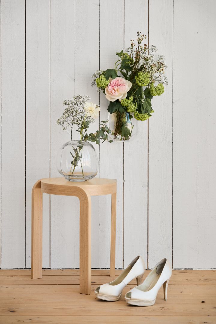 Unike bryllupsideer må fotograferes for å bli husket. Her ser du en trekrakke fra Swedese og to vaser plassert over et par brudesko. 