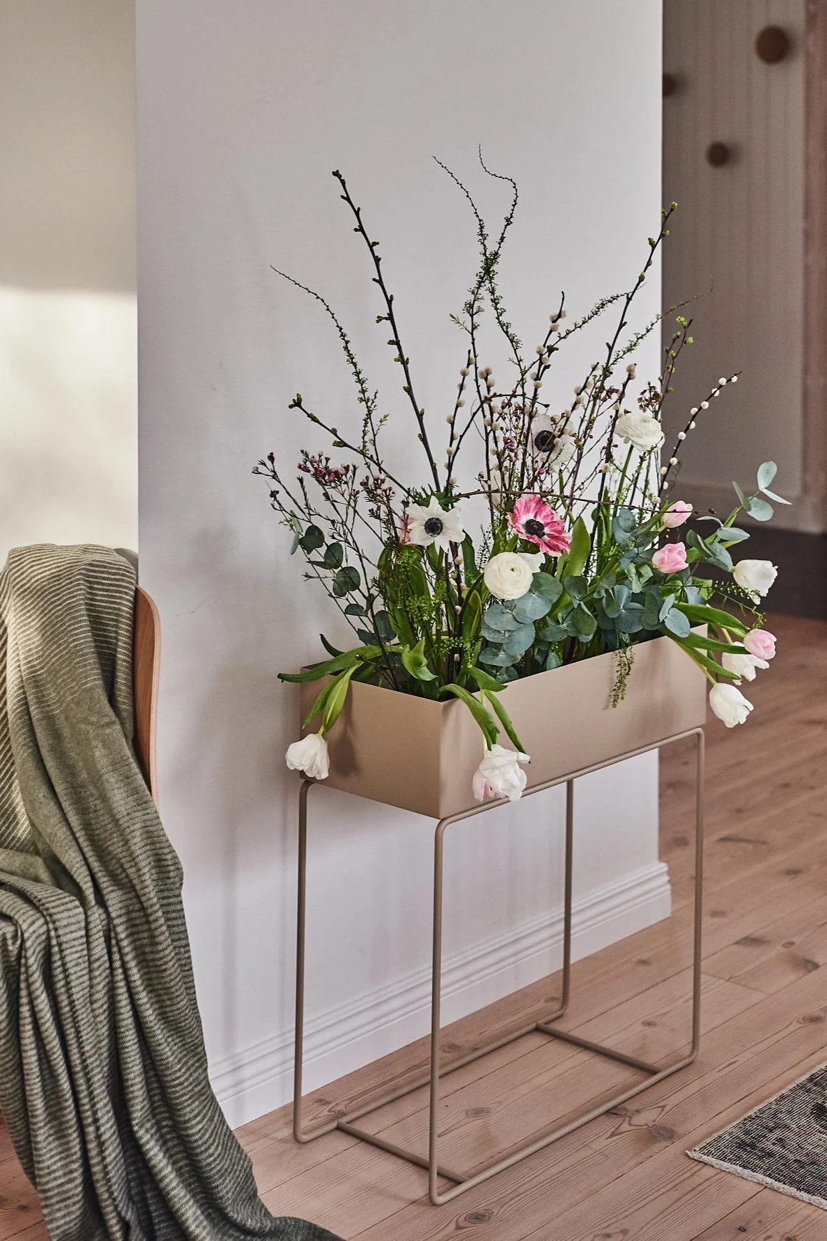 9 tips til store krukker innendørs. Innred med Plant Box blomsterbord i fargen cashmere (beige) i pulverlakkert metall fra Ferm Living.