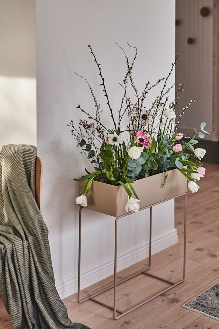 9 tips til store krukker innendørs. Innred med Plant Box blomsterbord i fargen cashmere (beige) i pulverlakkert metall fra Ferm Living.