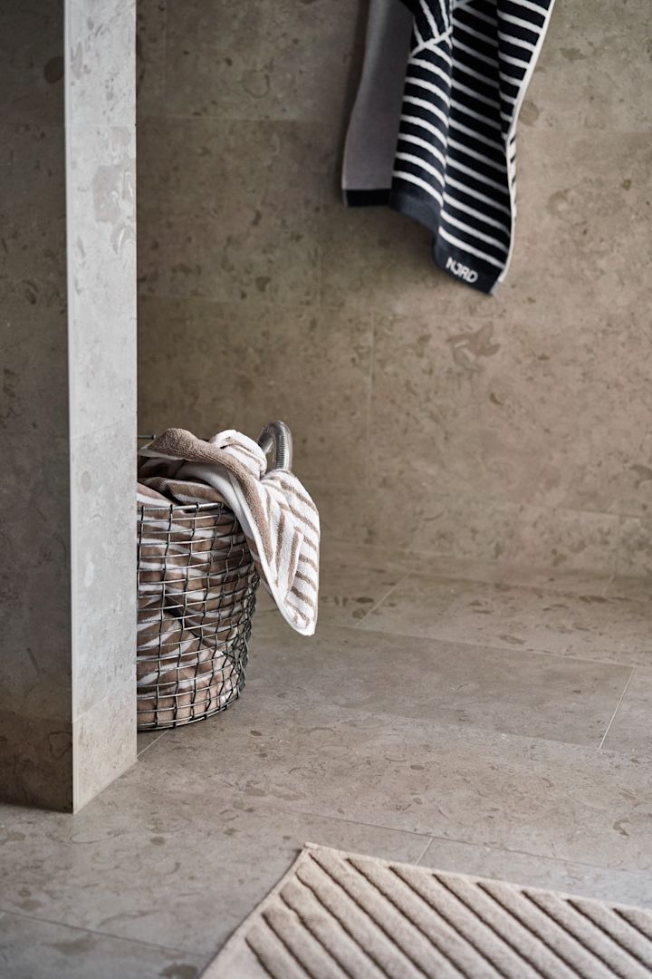 Møbler med Korbo kurv fra NJRD, som skaper hjemmespa-følelsen på badet ditt.