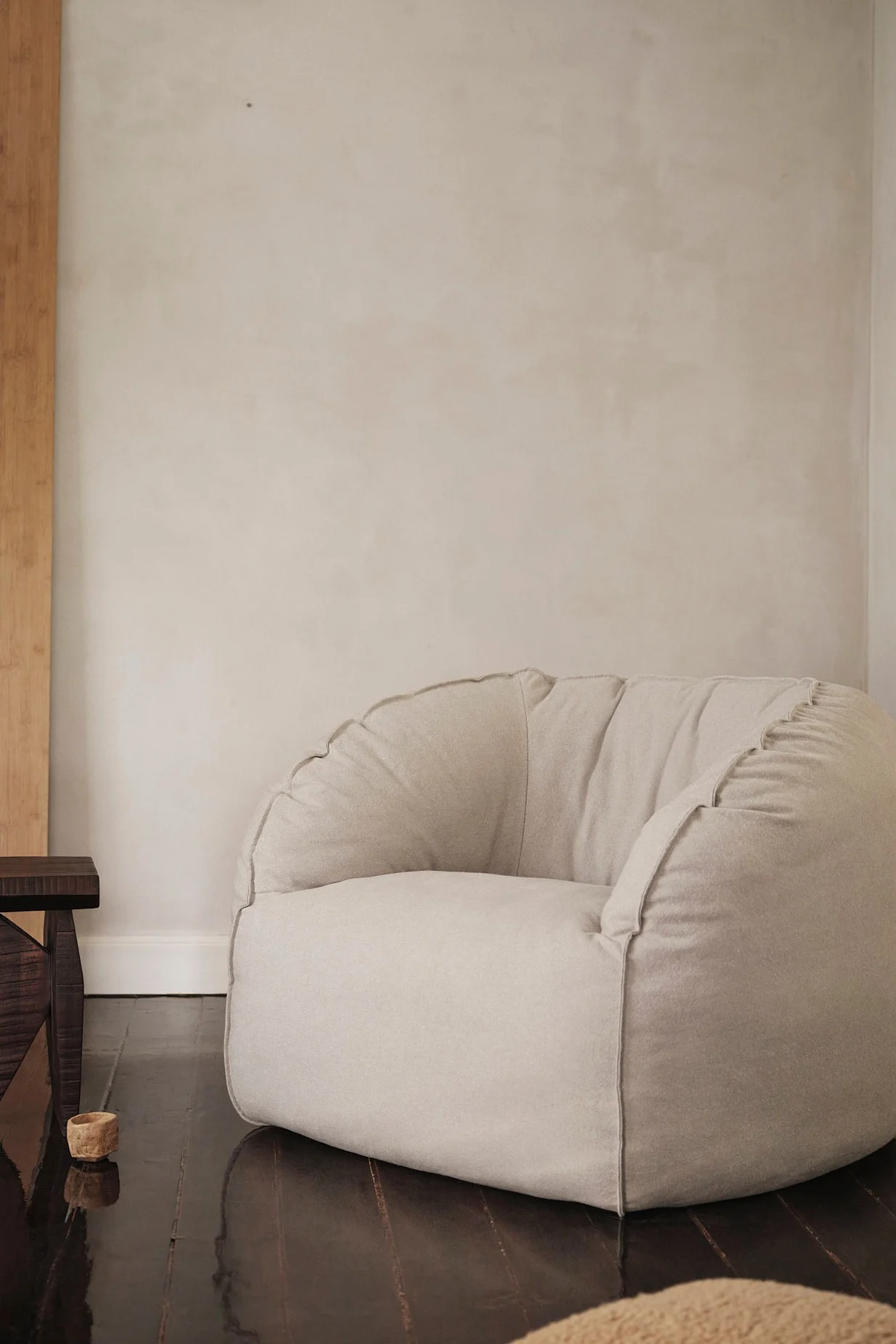 Nesten-lenestolen fra ferm Living er en omfavnende, myk lenestol som passer perfekt inn i årets interiørtrender 2025.