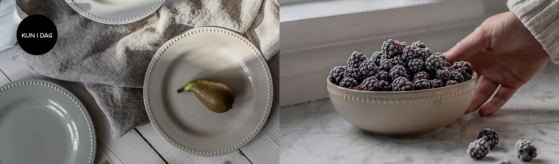 Kremfargede og grå tallerkener med perlekant og en pære, og en skål med frosne bjørnebær holdt av en hånd. Kun i dag.