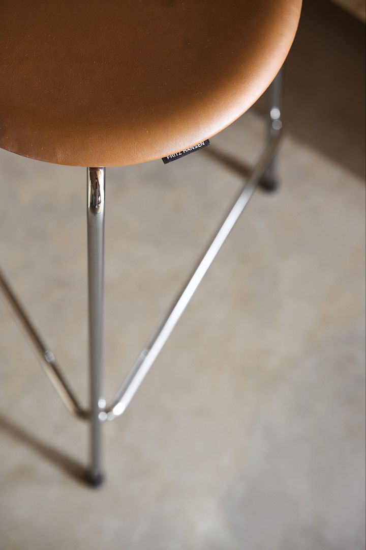 Dot krakk/barkrakk i skinn og stål, i fargen valnøtt fra den danske designmerkevaren Fritz Hansen.  