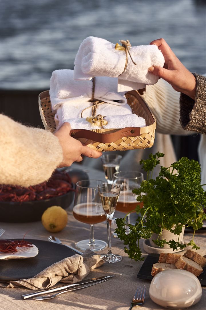 Et festlig tips til det svenske krepselaget er å pynte bordet med fuktige håndklær fra Himla sammen med en sitronskive for å kunne fjerne krepslukten fra hendene. 