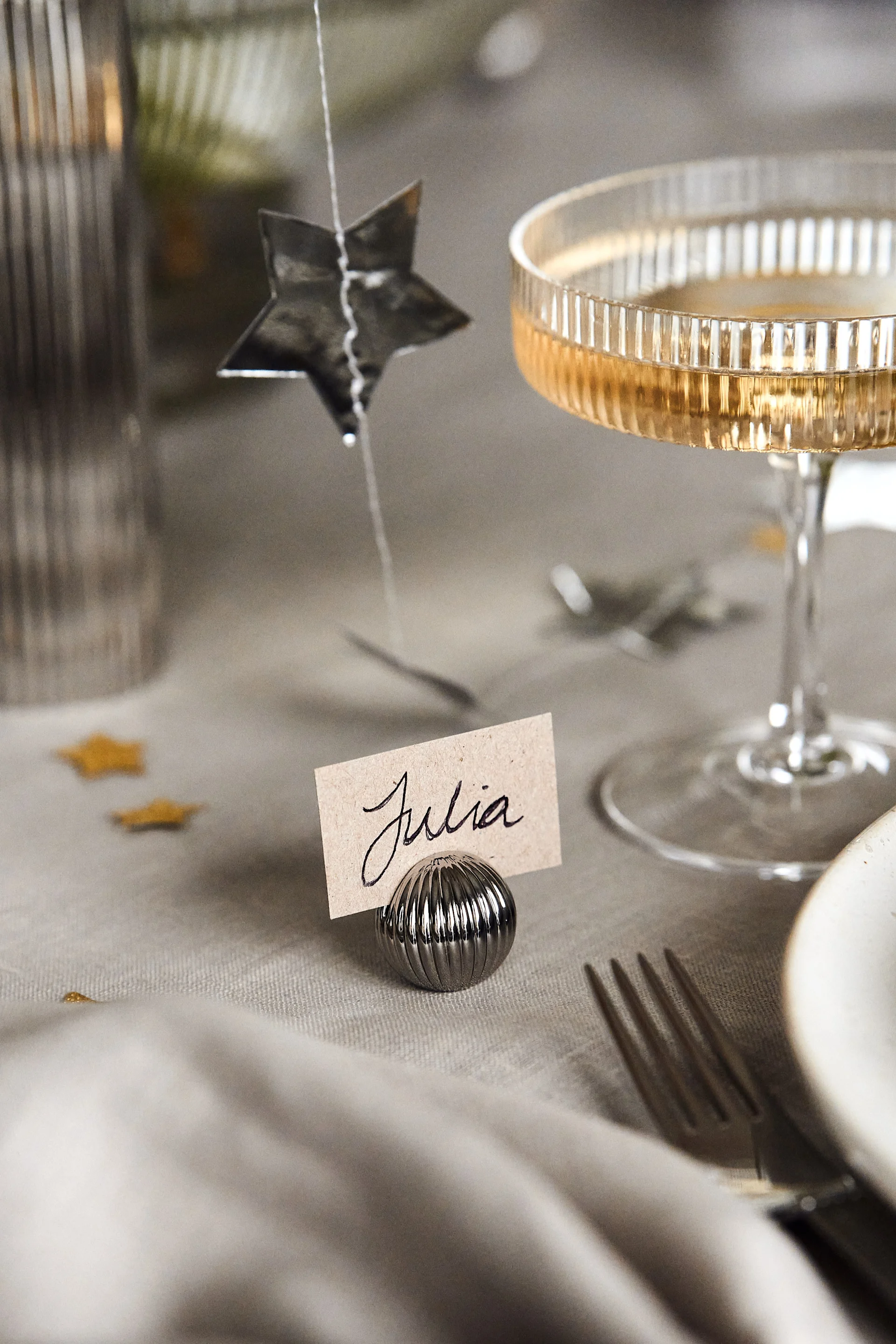 Pynt årets nyttårsbord 2023 med Bernadotte bordkortholdere som minner om små søte runde kuler med ribbet struktur fra Georg Jensen. 
